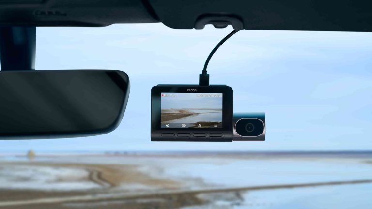 La Dash Cam a tripla camera che difende l'auto anche quando è parcheggiata